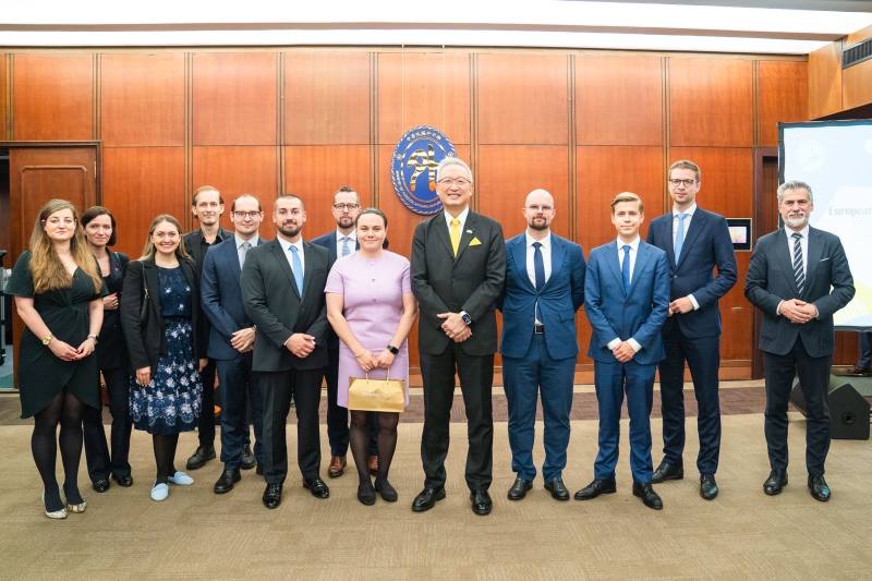 外交部政務次長吳志中（右五）與出席酒會貴賓合影