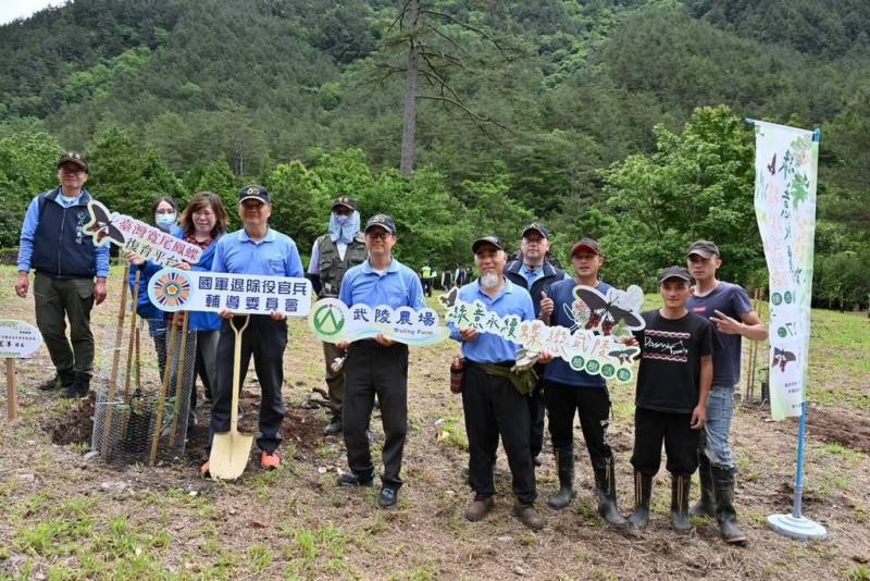 為守護瀕臨絕種的台灣特有物種台灣寬尾鳳蝶，武陵農場攜手內政部國家公園署雪霸國家公園管理處、農業部林業及自然保育署宜蘭分署，共同舉辦「綠意永續，蝶戀武陵」植樹活動，種下台灣寬尾鳳蝶食草以及蜜源植物，營造蝶類棲息環境。（武陵農場提供）