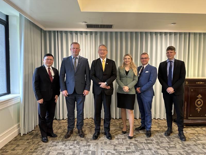 外交部政務次長吳志中與歐洲議會議員團乙行合影