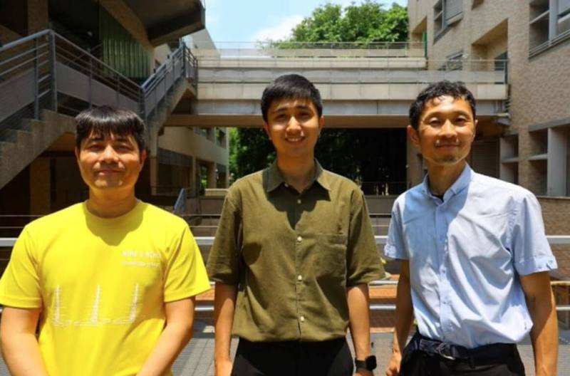 中興大學與清華大學組成國際研究團隊，包含清大天文研究生藩玉龍（Terry Long Phan）（中）與其指導教授後藤友嗣（Tomotsugu Goto）（右）與興大物理系副教授橋本哲也（左），團隊運用來自美日紅外線天文衛星資料，發現疑似「第九行星」的候選天體對。（中興大學提供）