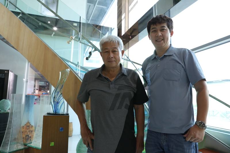 生木科技玻璃股份有限公司董事長蔡宗武（左）、總經理蔡志鴻（右）接受中央社專訪，暢談公司轉型歷程，及公司逐步邁向智慧化轉型過程。