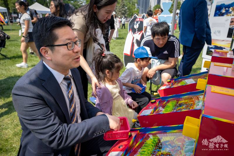 藍柏青與僑胞趣味同樂