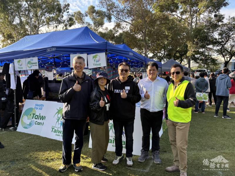 （左起）駐澳代表處秘書王俊義、張晏華、張嘉甫、西澳臺灣聯誼會會長李名凱、西澳臺灣商會會長林彥均在攤位前合影