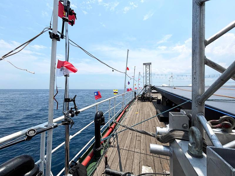 準備航往南海中業島海域的海事訓練船「奧卡號」（Kapitan Felix Oca），週邊圍欄掛有多個南海主權索討國的國旗，包括中華民國國旗在內。