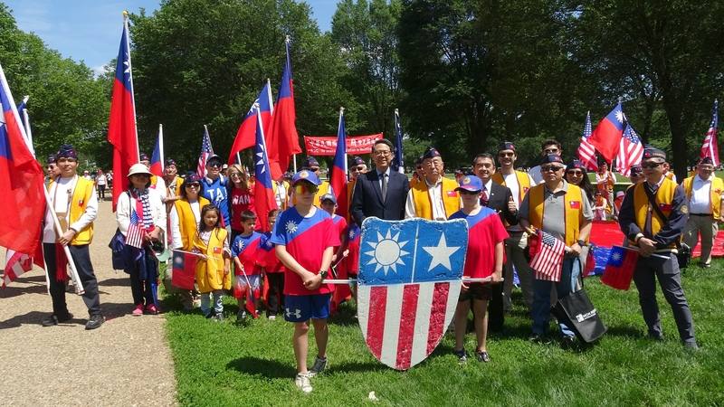 華府26日舉行陣亡將士紀念日遊行，今年遊行隊伍再度有台僑合舉的巨幅中華民國國旗現身，圖為駐美副代表姜森與參與僑胞合影。