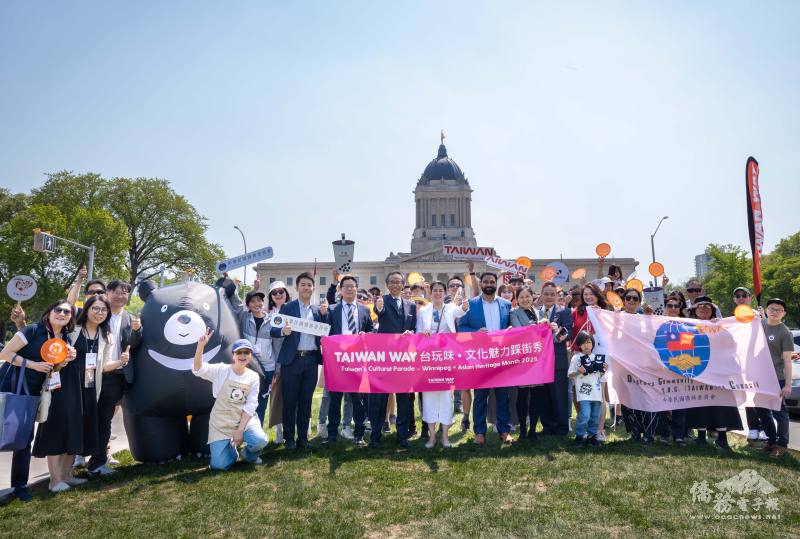 梁毅鵬、藍柏青於省議會大廈廣場前與臺灣鄉親合照