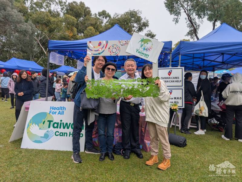 僑務諮詢委員陳俊明（右二）一家人到現場表達支持