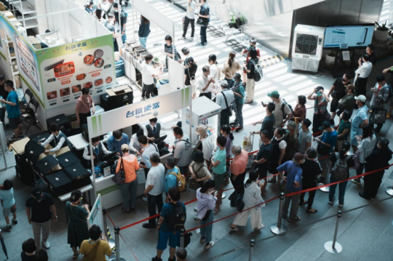 現場排隊人潮不斷