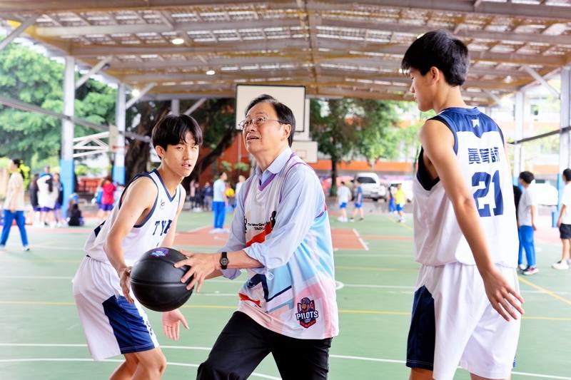 2025桃園盃全國三對三籃球賽邁入第9屆，即日起開放報名，市長張善政（前中）26日出席宣傳記者會，並與桃園高中籃球隊員進行投球PK賽。