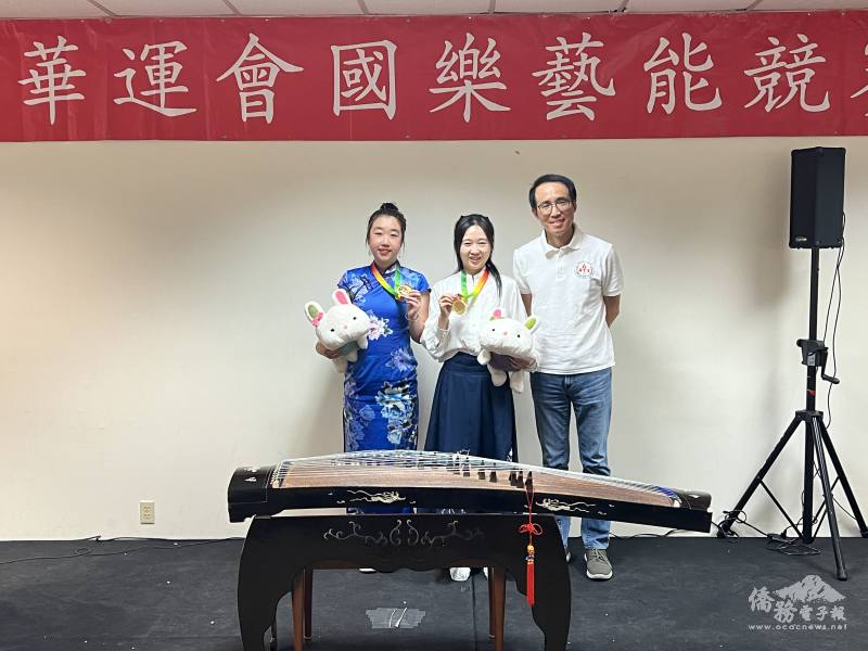 金山灣區華運會主任委員陳立功(右)頒發優勝者獎牌及禮物