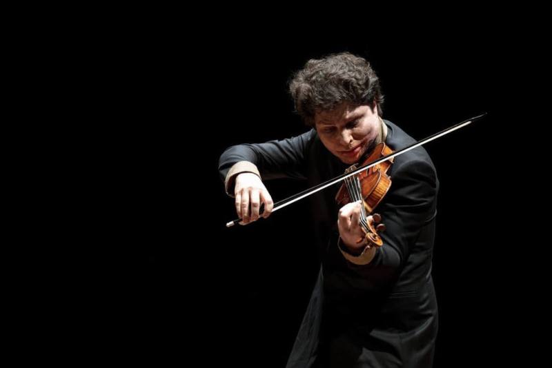 小提琴名家奧古斯汀．哈德利希（Augustin Hadelich）（圖）首度在亞洲與柏林愛樂巴洛克獨奏家合奏團（Berliner Barock Solisten）合體，7月將於台北國家音樂廳演出。（牛耳藝術提供）