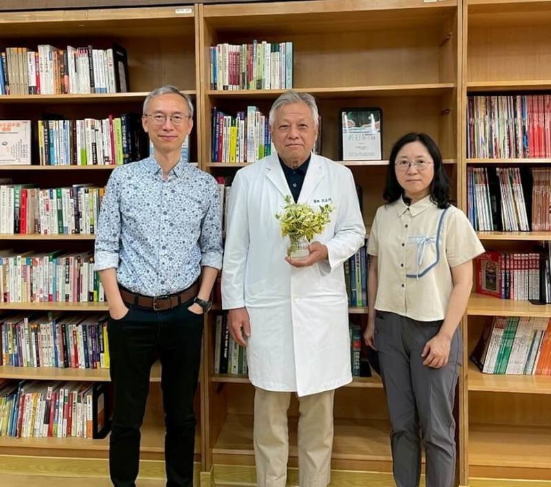 中正大學理學院院長暨生物醫學科系教授陳永恩（左）、嘉義基督教醫院泌尿外科教授沈正煌（中）與中山醫學大學醫學系副教授王梅林（右）近日發表研究成果，指金銀花中的天然小分子MIR2911，對COVID-19變異株具有顯著抑制作用。（中正大學提供）