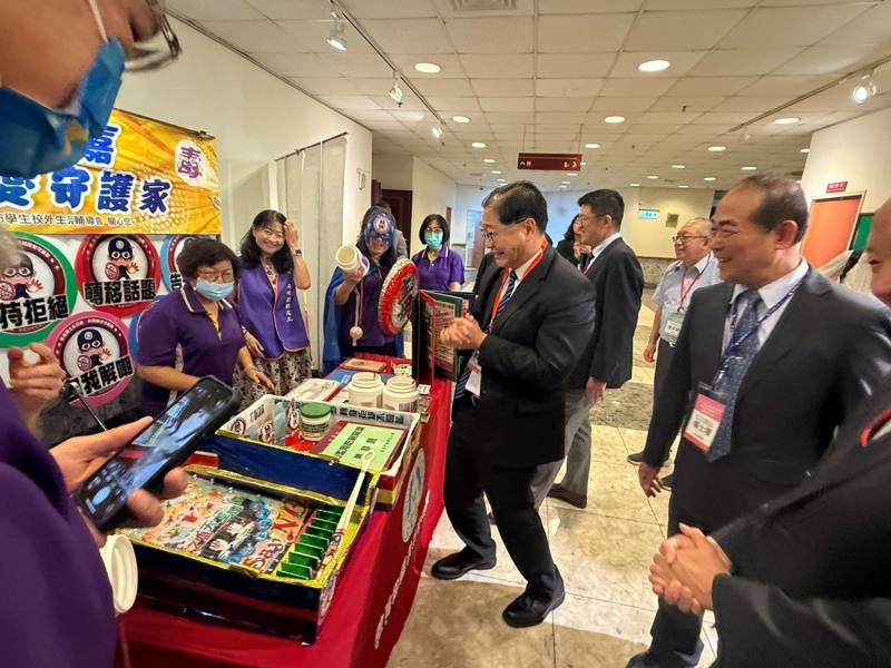 法務部鄭銘謙部長、教育部林伯樵主任秘書及國立中正大學楊士隆教授與嘉義市聯絡處春暉志工夥伴互動