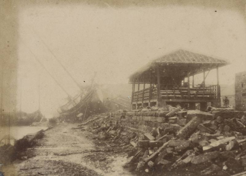 戊戌大水災之大稻埕淡水河岸__1898年8月6日，颱風所帶來的豪雨，造成淡水河高漲，當晚暴漲的河水已溢出堤岸，豪雨仍不絕，一直下到7日清晨，造成臺北盆地大淹水，大稻埕受災嚴重。史稱「戊戌大水災」。照片下方標示〈大稻埕淡水河岸〉，影像中可見被大水沖垮