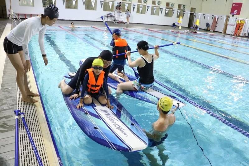 端午節將至，台中市政府運動局表示，台中市多個國民運動中心、國民暨兒童運動中心推出豐富課程，其中南屯國民運動中心舉辦水上划船遊戲活動。（中市府提供）