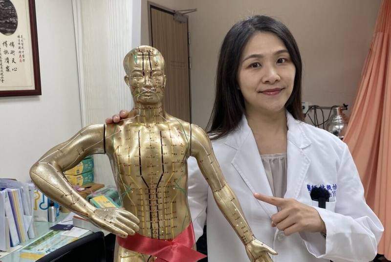 員榮醫療體系員榮醫院中醫部長林親怡（圖）表示，近期COVID-19疫情升溫，民眾除做好防護措施外，也要留意後遺症，她針對久咳照護提出作息、飲食等4項建議。（員榮醫院提供）