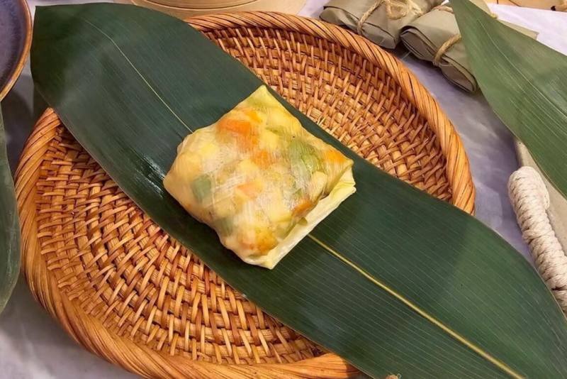 衛生福利部國民健康署邀請主廚陳之穎運用創意將食物變身健康粽，湯葉鮮蝦竹筍粽以糙米取代糯米，並選用香菇、竹筍、絲瓜等多種蔬菜，提高膳食纖維攝取量。（國健署提供）