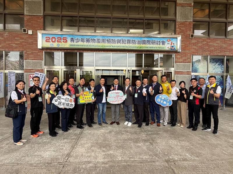 教育部林伯樵主任秘書與各縣市聯絡處督導合影