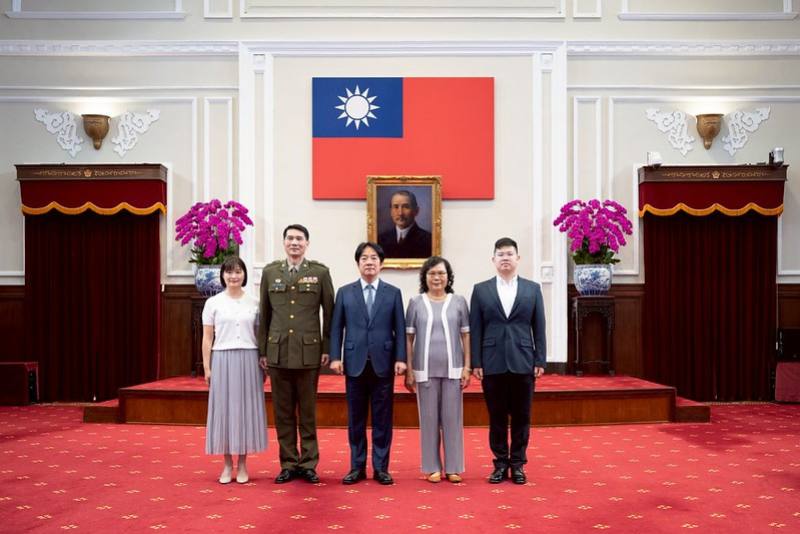 總統和出席人員合影