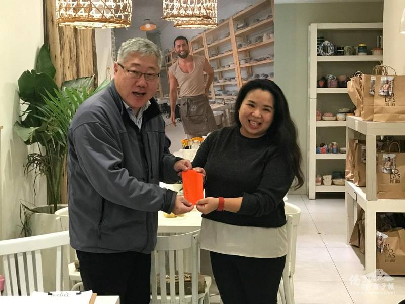 駐阿根廷副參事惠卓岳代表致贈贊助金