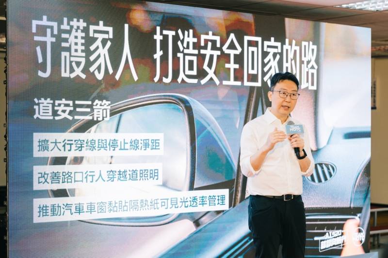 交通部長陳世凱說明過去一年施政成果
