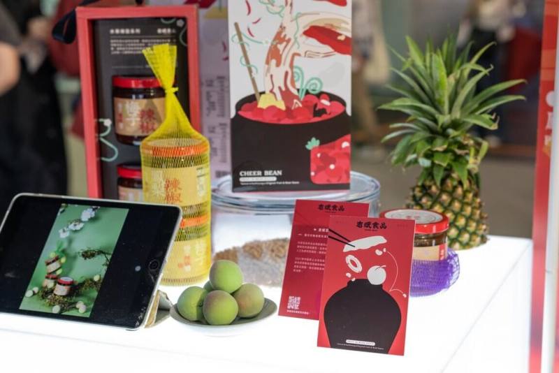 高雄市青年局推動「大港經典升級提案競賽」，助攻青年創意設計對話、加值傳統品牌，傳承逾70年的高雄老字號豆瓣醬品牌與設計團隊合作，推出端午限定禮盒。（高雄市青年局提供）