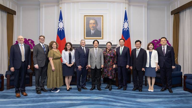President Lai poses for a photo with a delegation led by Chair of the Natural Resources Committee of the United States House of Representatives Bruce Westerman.