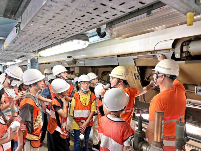 台灣高鐵公司宣布，受青少年喜愛的高鐵暑假營隊分為大專組、高中職組、國中組與國小組（五、六年級），共規劃8梯次，將於6月3日起至12日開放網路報名。（台灣高鐵公司提供）