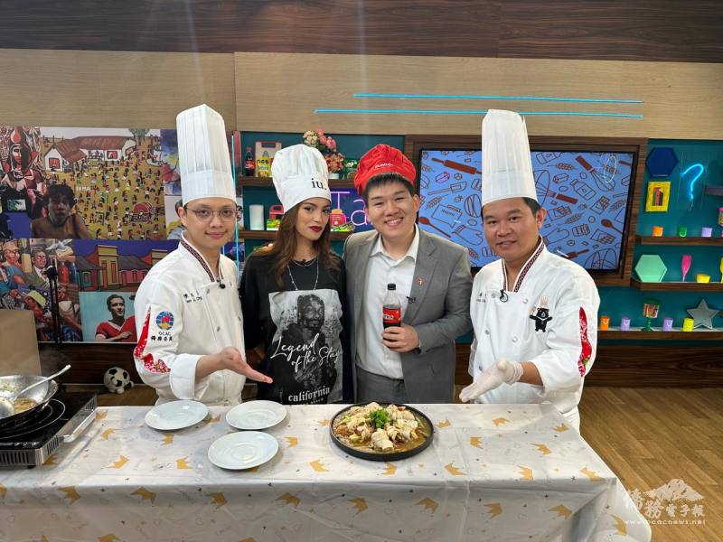 左起陳瑞昌、Romina Mendoza、駐巴拉圭大使館秘書李德洋、溫國智登上GEN全國電視臺「食譜與E」(Recetas y E)節目