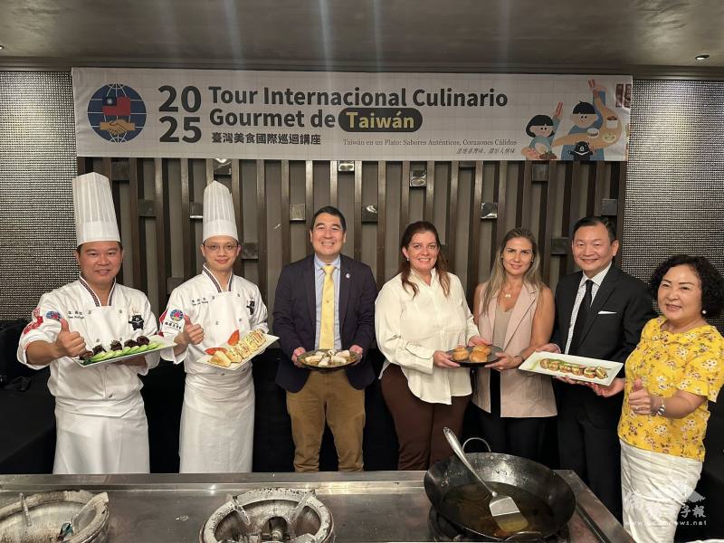 巴拉圭婦女部長S. E. Sra. Cynthia Figueredo(左4)、參議員Eduardo Nakayama夫婦(左3及右3)、大使韓志正(右2)、僑務委員古美桂(右1)感謝兩位主廚帶來臺灣美食