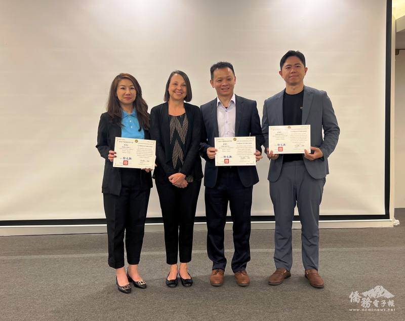 康橋副校長Anne Sutcliffe頒發感謝狀給講者，左至右為林宇馨、副校長Anne Sutcliffe、張緯平、盧育駿
