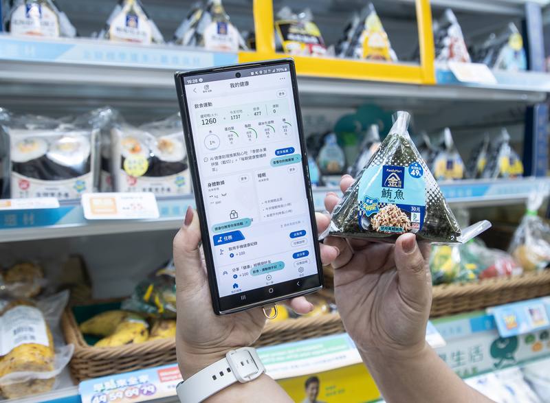 全家健康功能最大亮點在於若消費者綁定財政部電子發票載具，即便不是在全家購物，非全家以外消費飲食記錄也能納入系統，自動估算熱量與營養成分