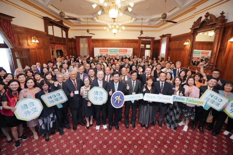 外交部長林佳龍及所有與會NGO及在台設點INGO夥伴合影