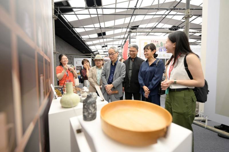 文化部長李遠（右4）、工藝中心主任陳殿禮（右3）參觀一日亮點展區