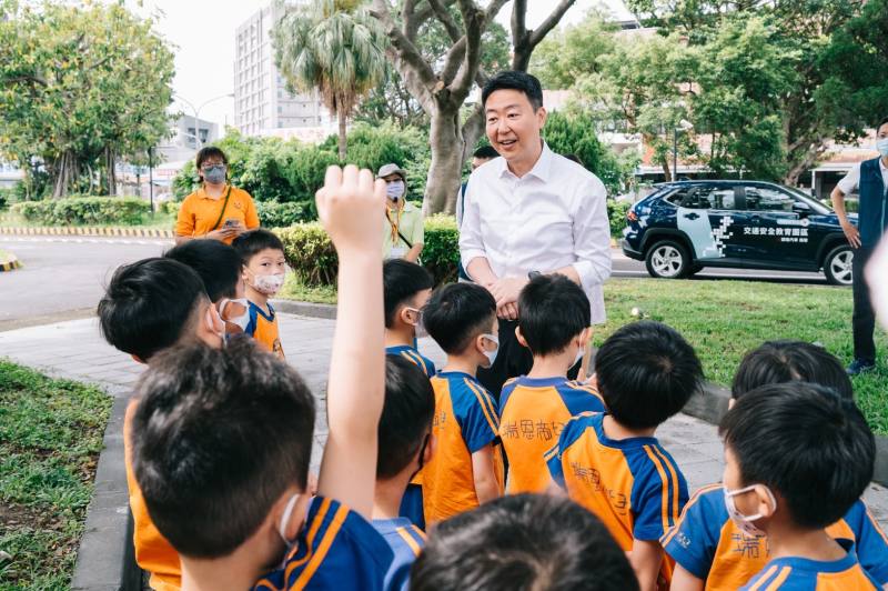 交通部長陳世凱於記者會前，與正在上交通安全教育課程小朋友互動