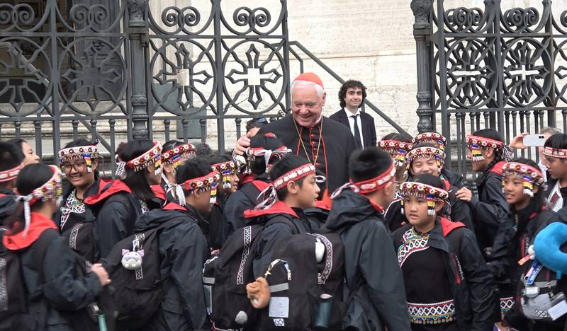 樞機主教穆勒（紅帽者）稱讚台灣原住民兒童表演非常成功，與兒童們親切互動合照