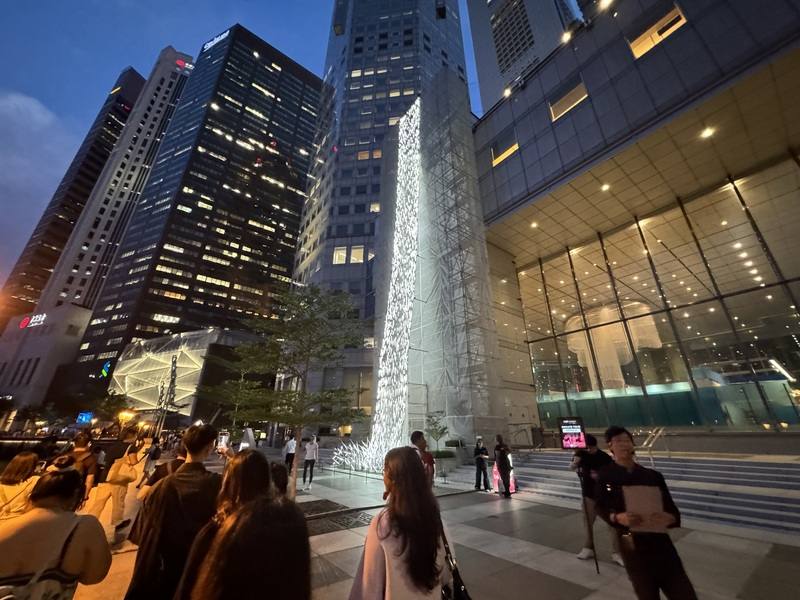 新加坡「照亮新加坡（i Light Singapore）」燈光節即將登場，來自台灣的創作團隊「有用主張UxU Studio」展出以「逆流瀑布」為主題的大型藝術裝置