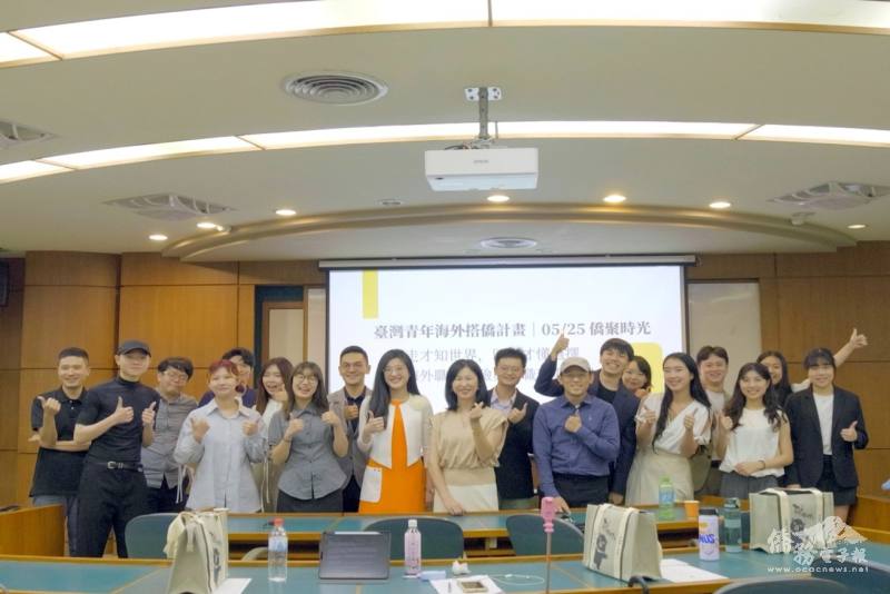 僑委會綜合規劃處處長郭淑貞出席「僑聚時光」臺中場活動與講者、學員合影