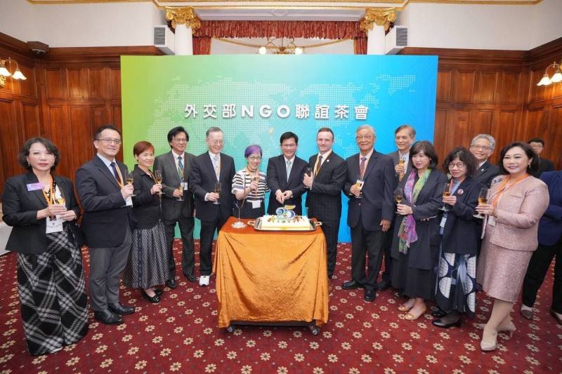 外交部長林佳龍及國內外NGO代表為NGO國際事務會成立25週年祝賀