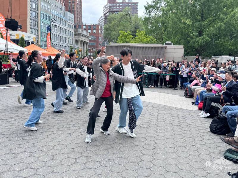 舞者與觀眾互動熱烈，帶動現場氣氛