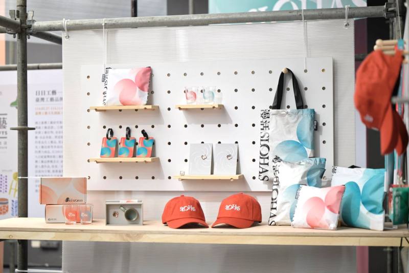 臺灣工藝季推出智慧導覽、數位集章互動及專屬遊戲，打造線上線下結合的沉浸式體驗，民眾只要參與工藝季活動，即可參加「集章抽好禮」，邊走邊玩、輕鬆收集，有機會獲得工藝季周邊(如圖示)及限量精美工藝品等豐富獎項