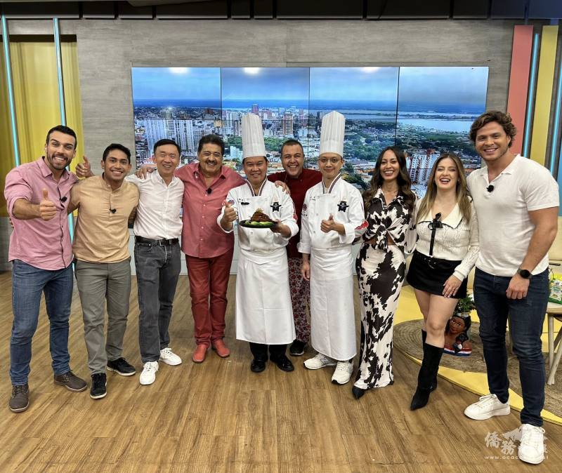 溫國智(左5)、陳瑞昌(右4)在李弘基(左3)陪同下，再次將臺灣美食國際巡迴講座帶上巴拉圭Telefuturo電視臺