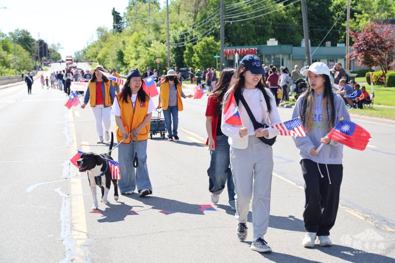 榮民眷屬全家出動，紀念為國犧牲的英靈，同時也向現役與退伍軍人、警察、消防與救護人員致敬