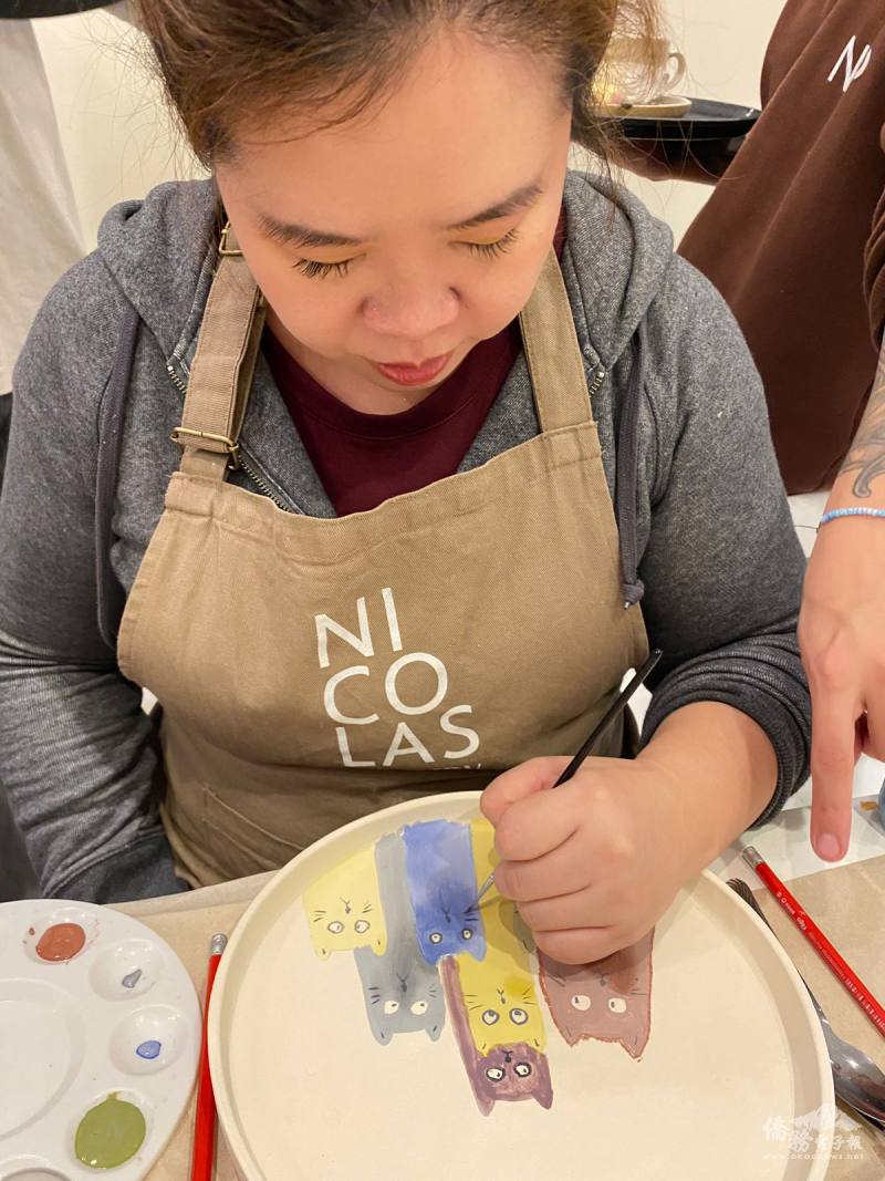 參加人員聚精會神的彩繪