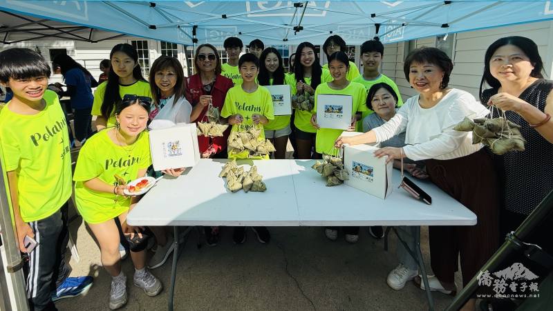 新澤西文創交流促進會與北極星青少年義工齊心協力完成「端午粽子情」義賣活動，現場氣氛熱絡