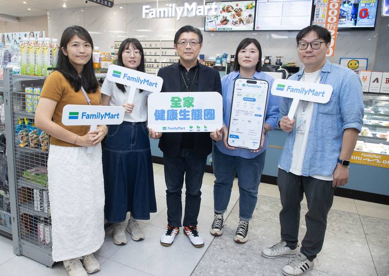 全家便利商店E-Retail事業本部副本部長王啓丞（中）帶領團隊，今年3月在全家APP上線名為「健康」全新功能