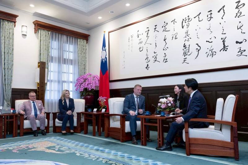 President Lai exchanges views with a delegation from the European Parliament.