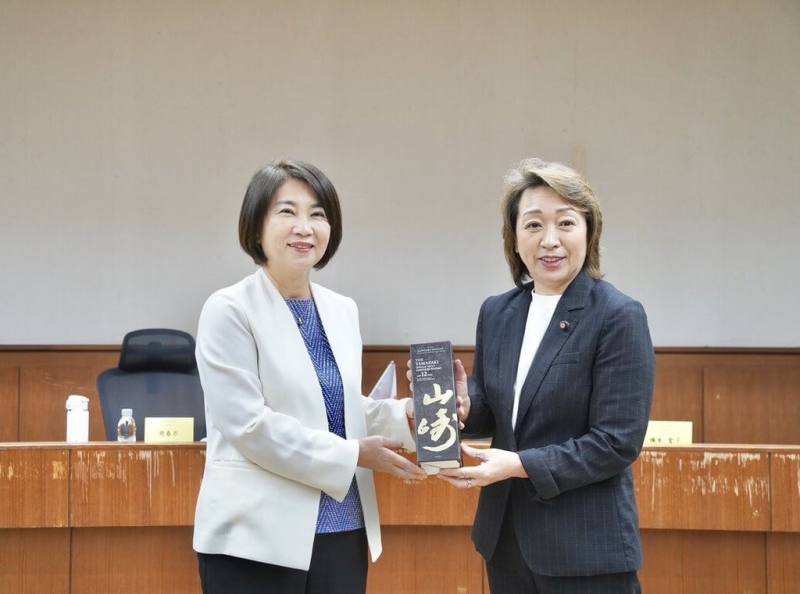 日本參議員橋本聖子（右）一行人28日拜會屏東縣長周春米（左），雙方交流藍碳科技、碳權交易與海洋永續治理等，期待開啟台日合作新契機。（屏東縣政府提供）