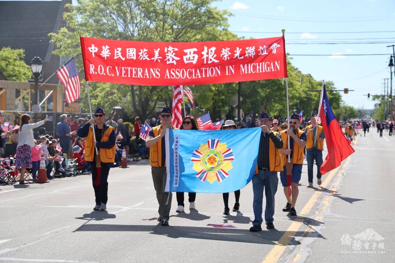 密西根榮光會會長陳一心帶領榮民弟兄與眷屬，參加法明頓市舉行的國殤日大遊行