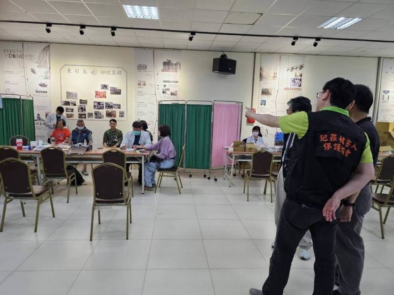 連江地檢聯手犯罪被害人保護協會，邀請彰化基督教醫院於端午連假期間義診，31日將於莒光鄉西莒、6月1日於南竿鄉義診，30日則於莒光鄉東莒舉辦衛教活動。圖為過往義診情形。（犯罪被害人保護協會福建連江分會提供）